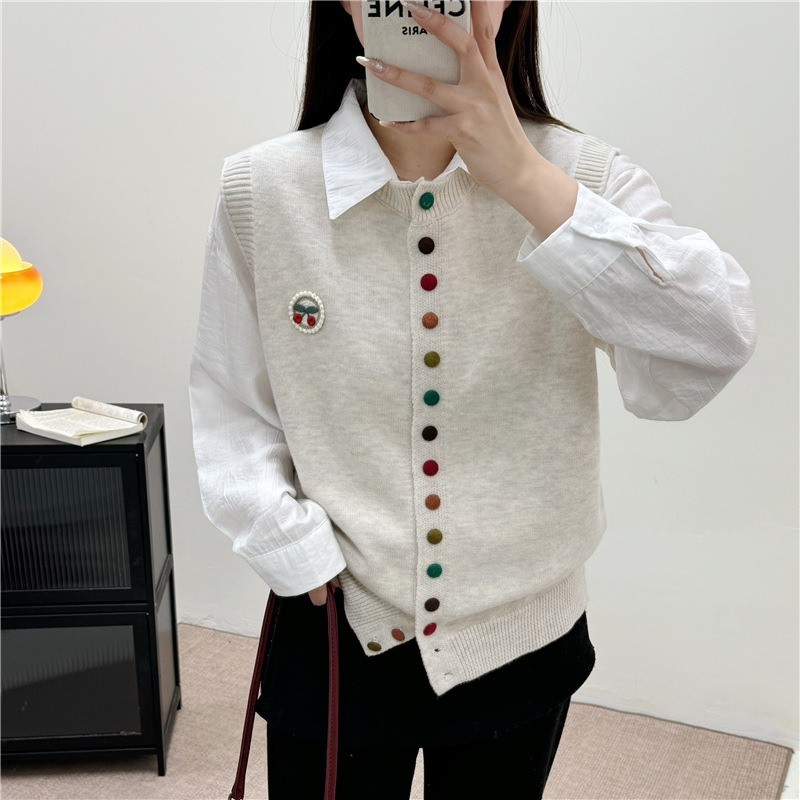 カラーボタンさくらんぼ刺繍ニットベスト女性2025春秋新商品ゆるい重ね着ノースリーブセーター馬クリップ|undefined