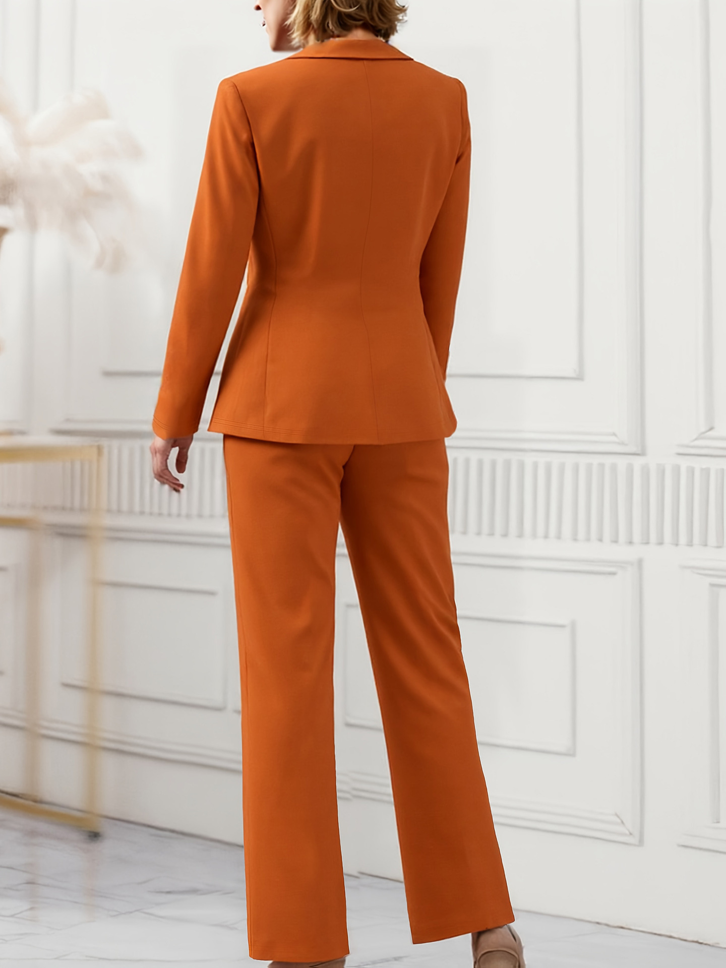 Dameskleding: effen blazer met knoopsluiting, hoge taille, flatterende broek, formele pakset_voghion.com