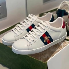 刺繍の本革の小さいハチの白い靴の男女の同項の2024高級な運動の百合のレジャーの愛の板の靴