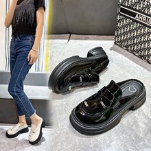 ����Ů��ͷ�������Ь�⴩һ�ŵ������¿������Ӣ�׷�СƤЬ