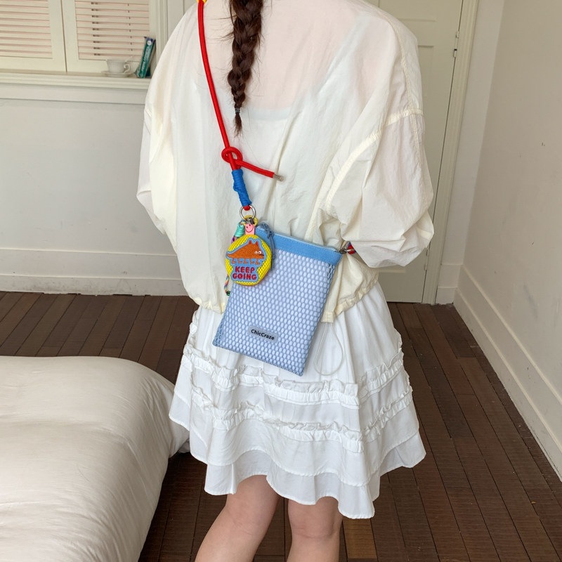 Verano pequeño 2026 hueco móvil ligero bolso de viaje de mujer nueva moda bolso de malla nicho hombro único