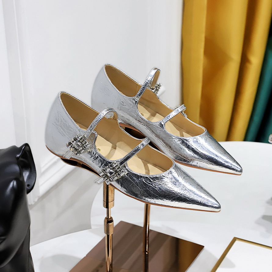 533-3 Korean version pointed low heeled women's shoes with rhinestones and a straight strap for increased height, sloping heel, shallow mouth, fashionable patent leather single shoes for women
