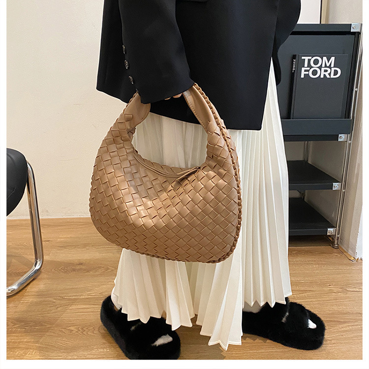 Women's Medium Pu Leather Solid Color Vintage Style Classic Style Weave Zipper Straw Bag display picture 28