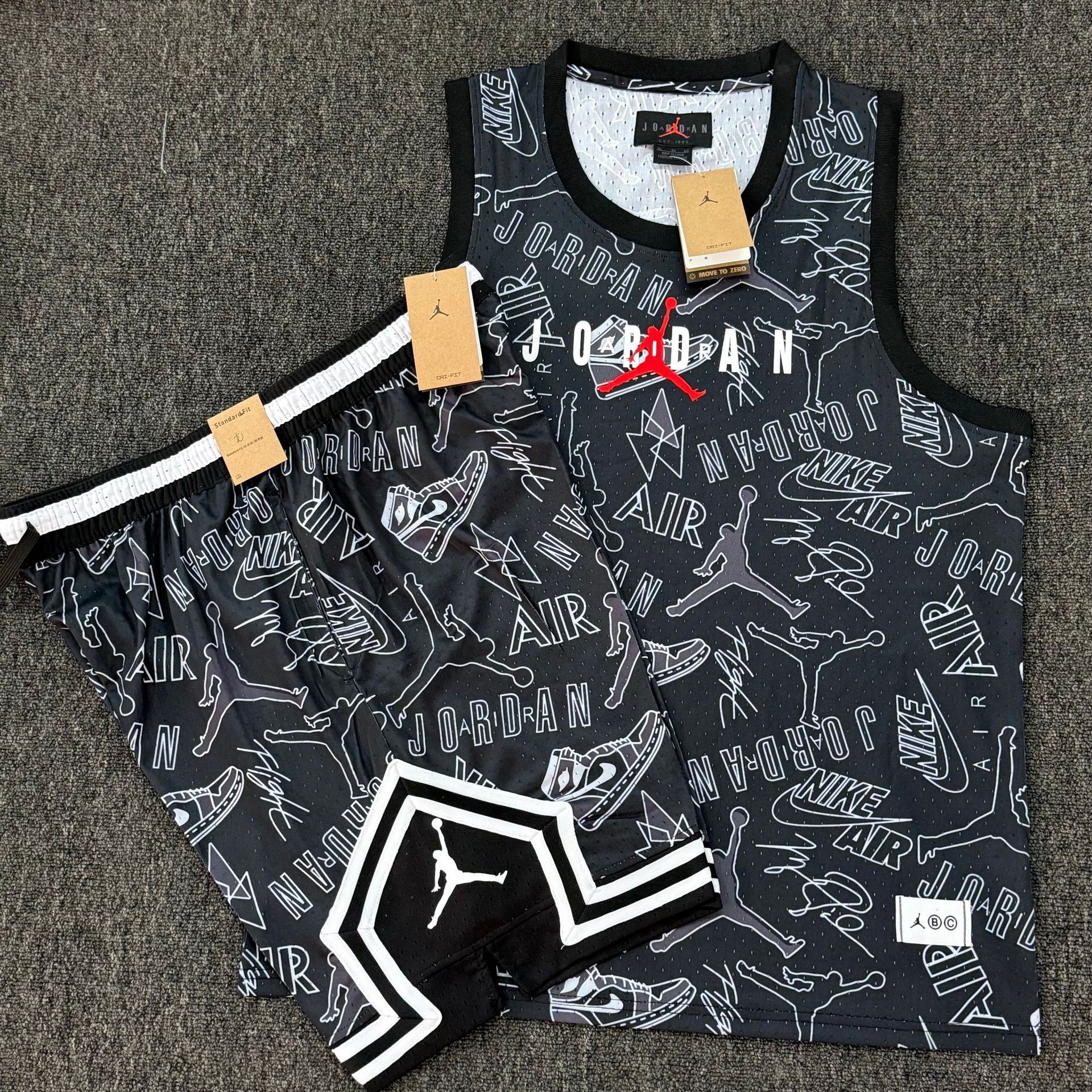 Nuevo conjunto de ropa deportiva de hombre volador en verano, entrenamiento de carrera para hombres, chalecos cortos transpirables de secado rápido, dos juegos al por mayor