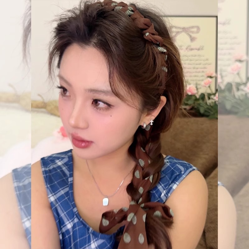 2025 Light Luxury Golden Shell Necklace Women's Niche High-End Popular Clavicle Chain Elegant Headband Accessories New Product