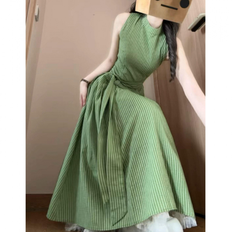 Original design, original quality. The striped dress is a high-end fashion item that looks great, with a waist-cinching, slimming effect