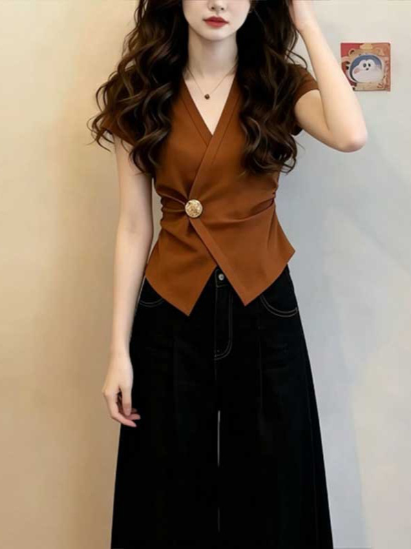 Áo thun nữ cổ V tay ngắn thắt lưng kim loại màu caramel — Màu caramel