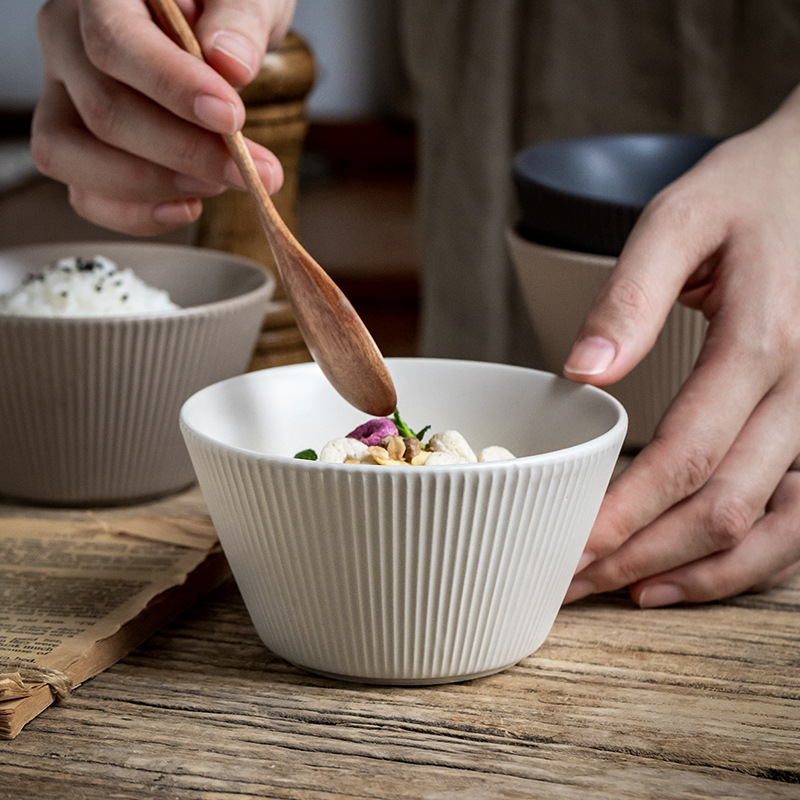 Tacos de arroz en relieve de niebla de 5 pulgadas personales de nicho cuenco de cerámica características domésticas de alto valor de exportación transfronteriza cuenco de arroz