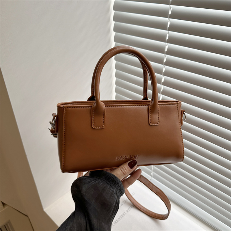 Bolso cuadrado pequeño simple de mano 2025 primavera y verano nuevo estilo bolso de hombro de moda de alta gama versión coreana bolso de mensajero de nicho femenino