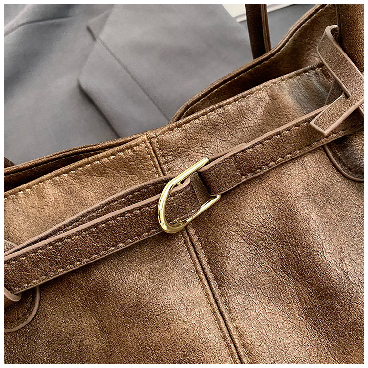 The laid-back style large-capacity underarm tote bag for women in 2025, with a lock, is fashionable and versatile. It's a trendy single-shoulder bag for commuting undefined