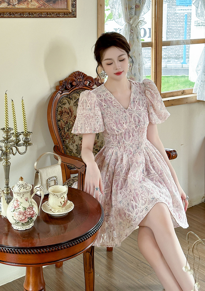 Đầm maxi nữ thắt eo cổ chữ V tay phồng họa tiết hoa nhí — Hồng tử chi tiết 6
