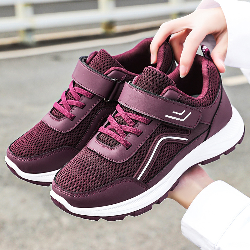Zapatos de mujer verano nuevo estilo zapatos para caminar transpirables suela suave sin pies cansados zapatos deportivos Velcro zapatos de madre zapatos casuales de malla