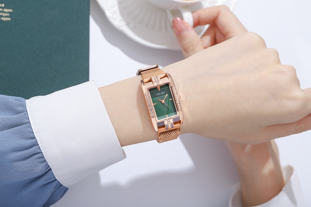 Nuovo cinturino in magnetite con orologio al quarzo da donna con design a triangolo invertito, stile quadrato, stile OL, con diamanti intarsiati_voghion.com