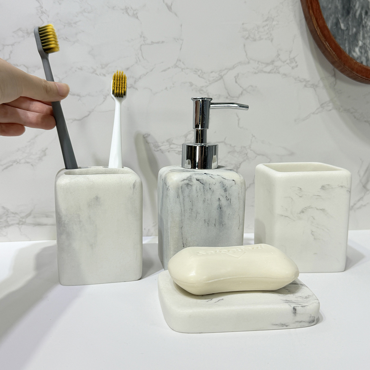 Taza de enjuague bucal de mármol Juego de baño Botella de prensa de resina Juego para el hogar Juego de cuatro piezas de almacenamiento de baño de hotel