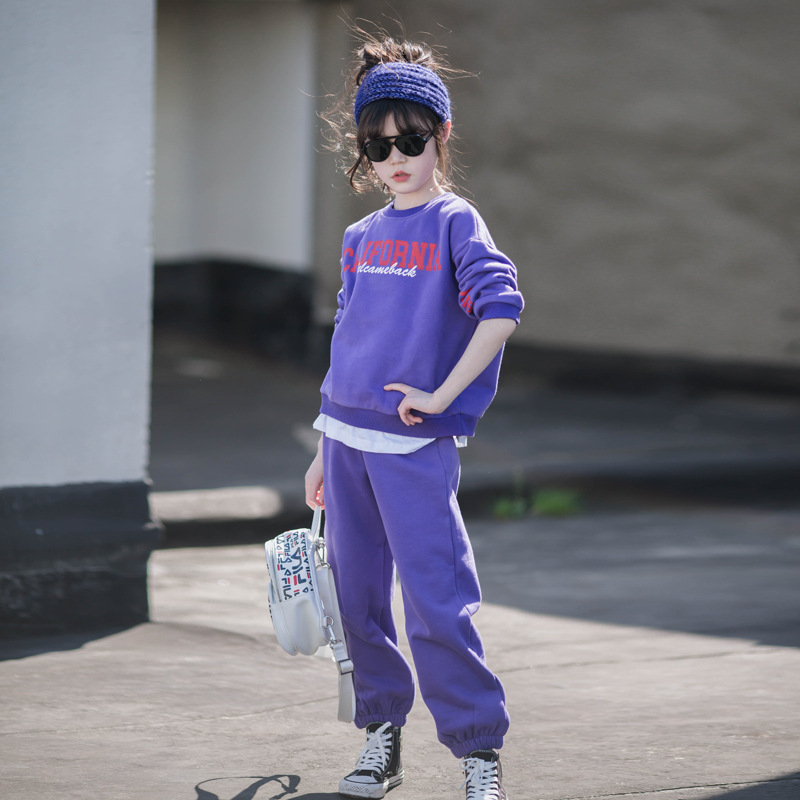 Traje de ropa de otoño e invierno para niñas Estilo de océano rojo neto para niños 2023 nuevos deportes de Moda Ropa para niños grandes forrada de lana gruesa traje de dos piezas