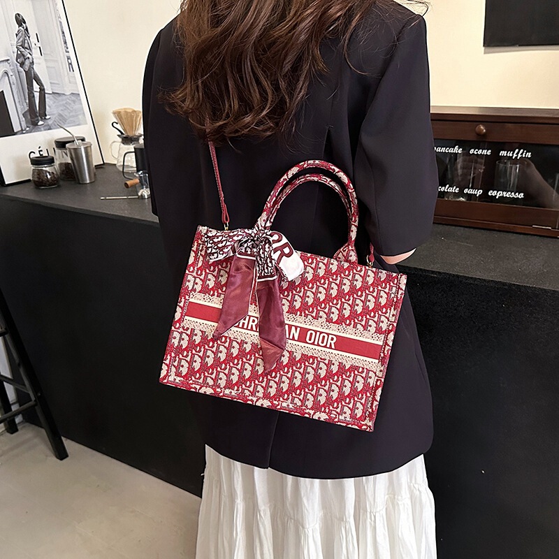 女性のためのハイエンド刺繍トートバッグ 2025 新しいカジュアルニッチ大容量キャンバスショルダーバッグ人気のハンドバッグ|undefined