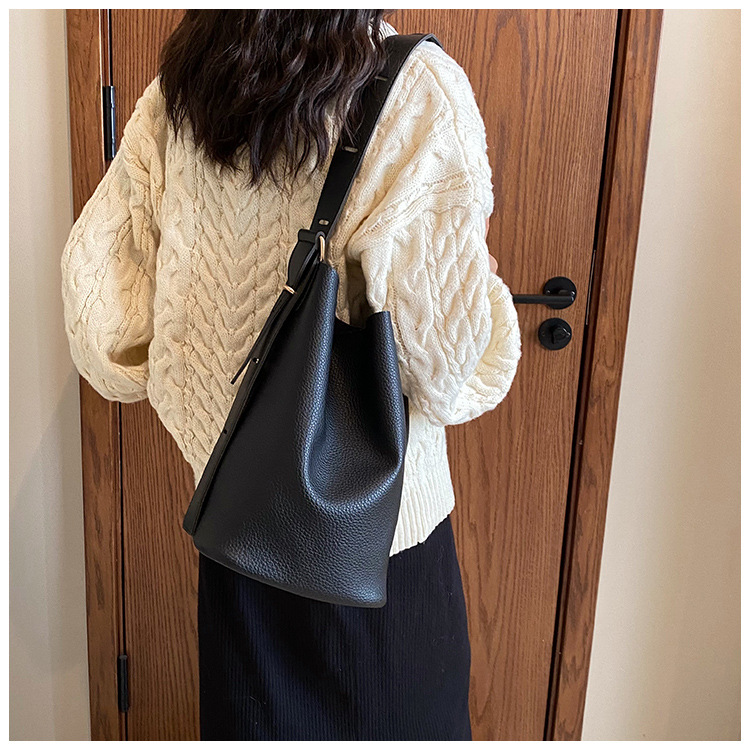 Nieuwe Retro Niche Design Tas voor Vrouwen Licht Luxe Hoge Esthetische Waarde Enkele Schouder Crossbody Tas Grote Capaciteit Brede Schouderband Emmer Tas_voghion.com