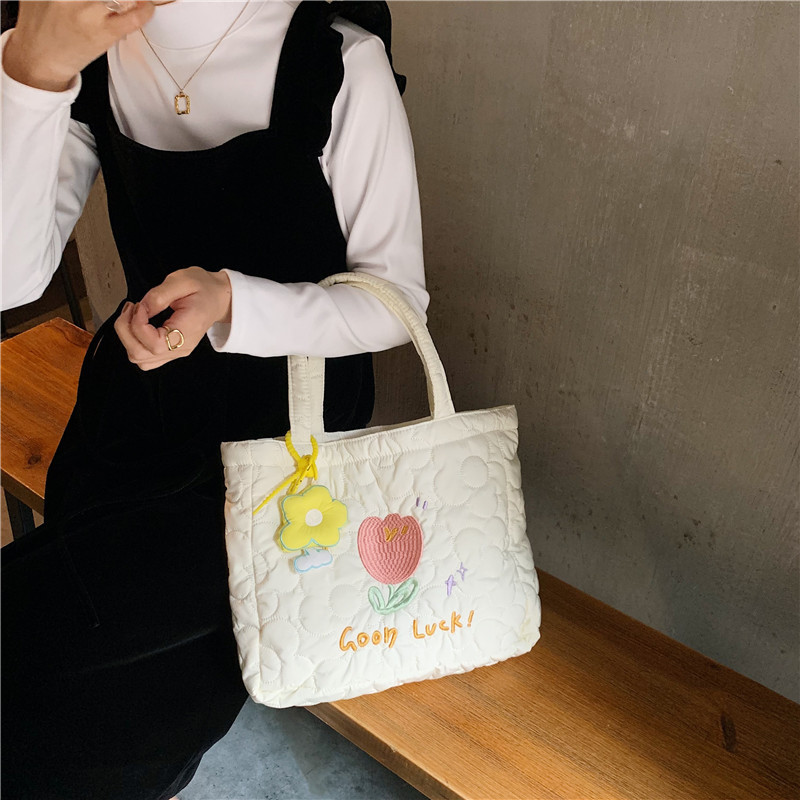 112291 Fresh and delicate quilted embroidered tote bag, a canvas bag for female students' classes, a simple and artistic shopping bag undefined