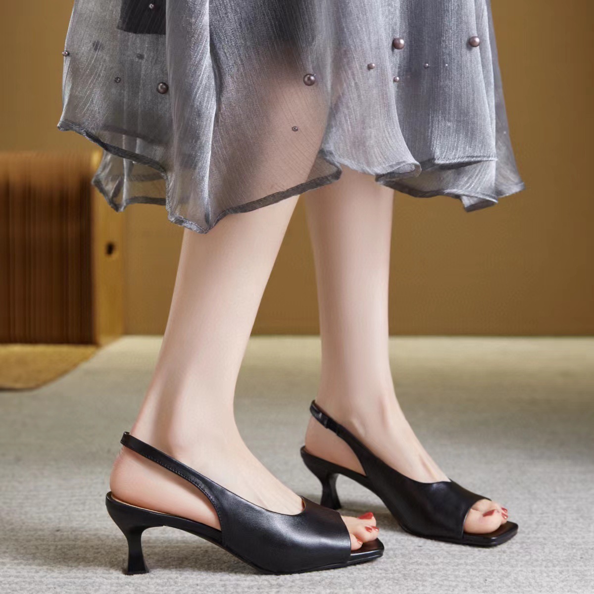 Sandal cao gót nữ mũi nhọn quai ngang da thật, gót trung bình, đế mềm hở gót — đen