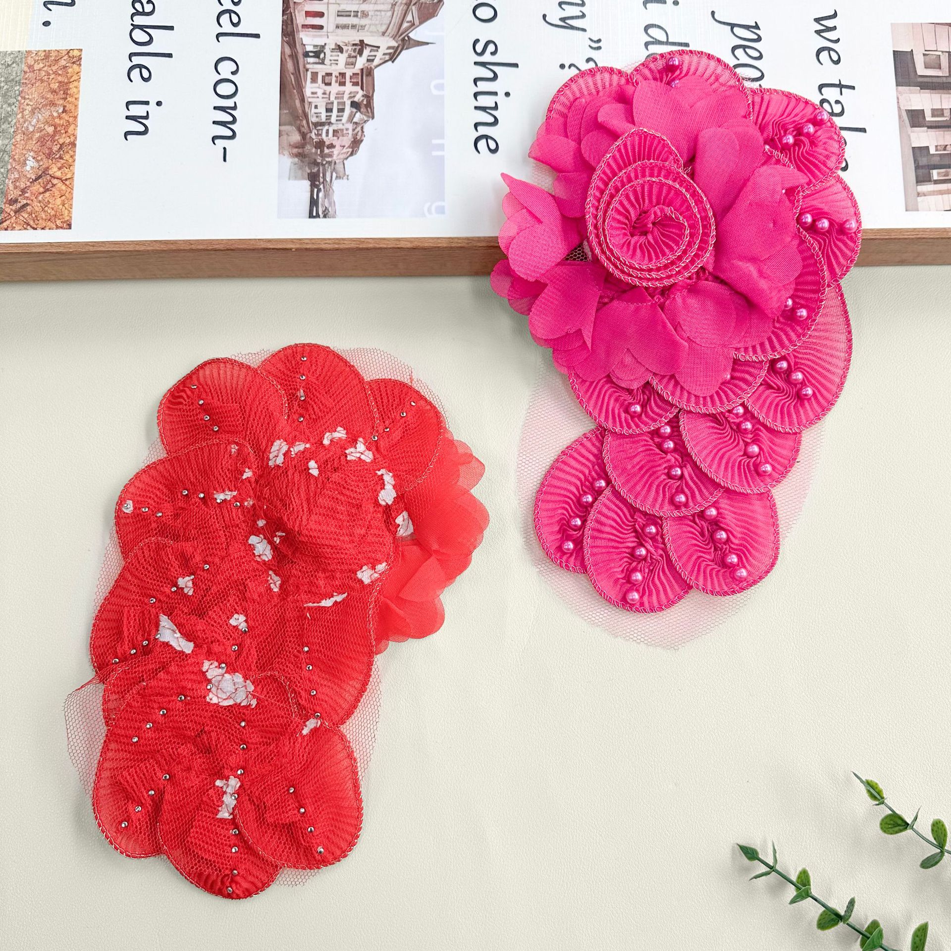 Moda europea y americana hecha a mano plegable tela de flores multi-capas perlas de clavos suéter vestido accesorios decorativos flores tridimensionales
