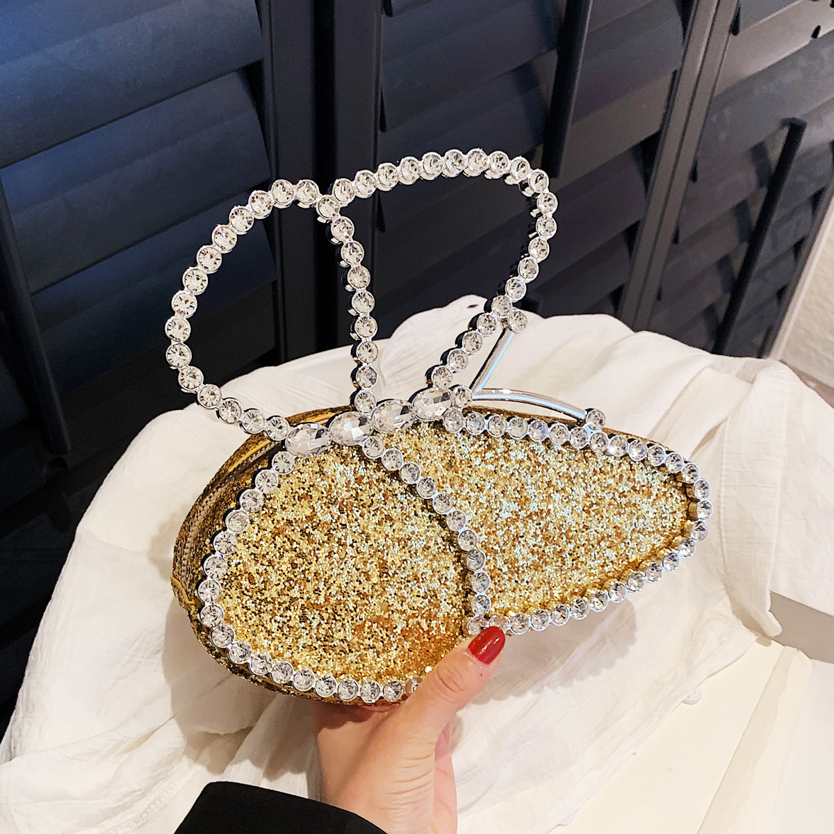 Funkelnde Schmetterling Bankett für Frauen 2024 Sommer Neue Kollektion besetzt Wasser Diamant prominente Party Handheld_voghion.com