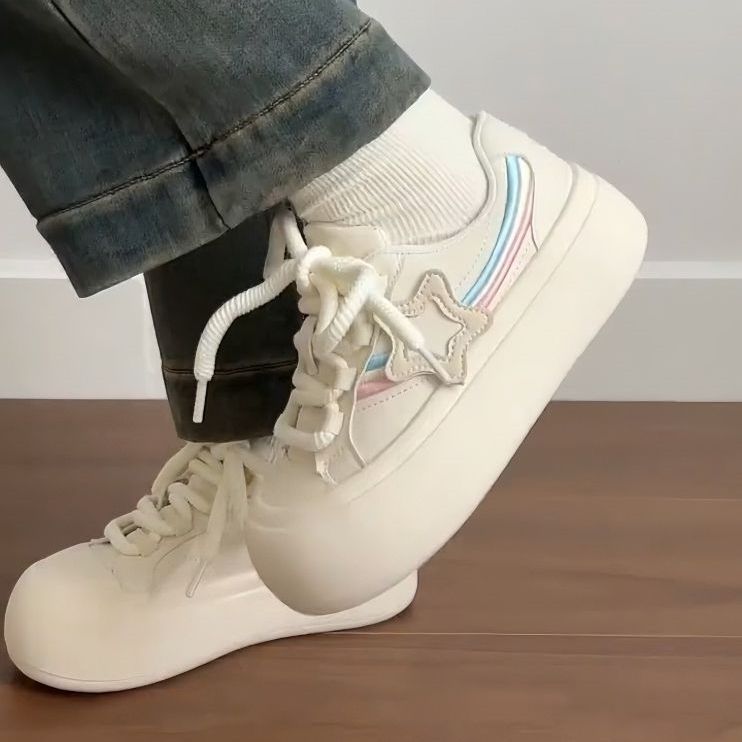 Modas coreanas de nicho zapatos de skate para mujeres 2025 primavera sensación de diseño de zapatos blancos en la moda zapatos de estrellas casuales
