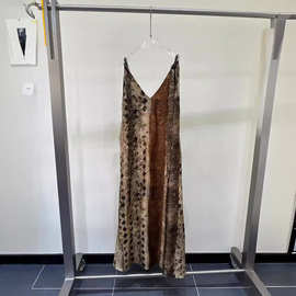 古朴低调与奢华的内敛做旧铜氨丝混纺V领绑带A摆连衣长裙