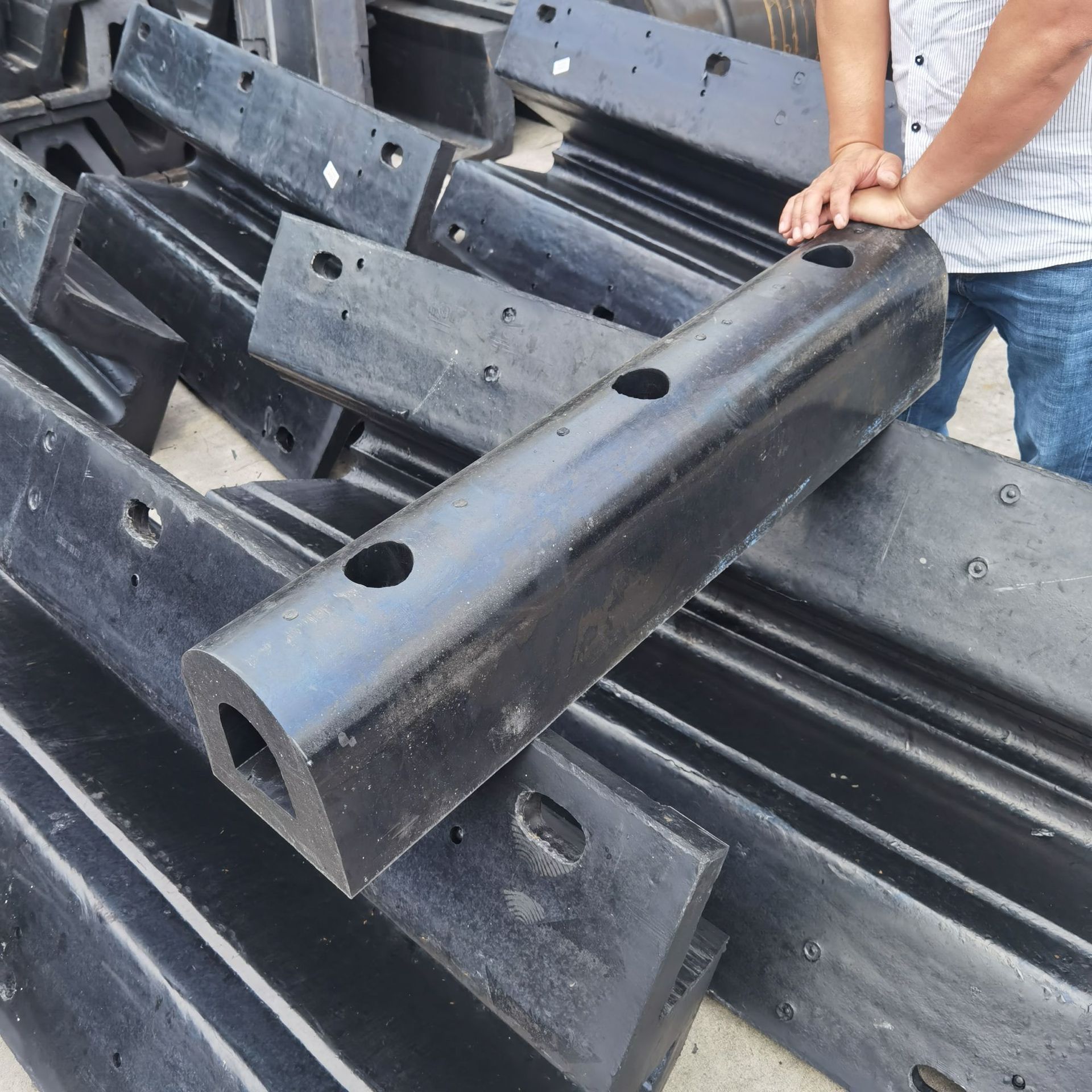 正欣码头护舷D200橡胶护舷码头船舶桥墩防撞条D400型拱型橡胶护舷