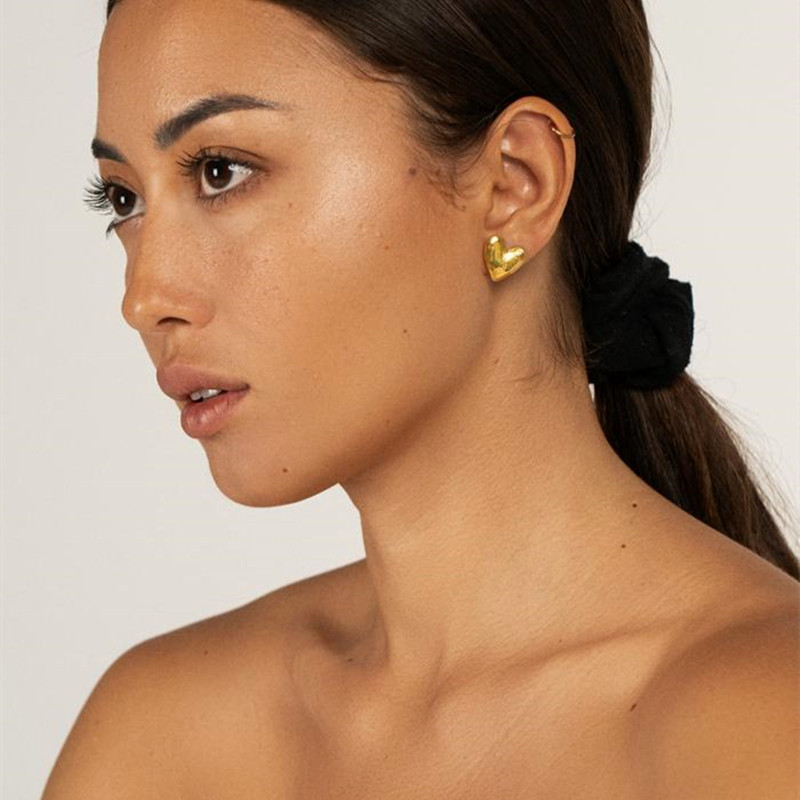 10g Weight 1 Pair Elegant Retro Heart Shape Brass Ear Studs