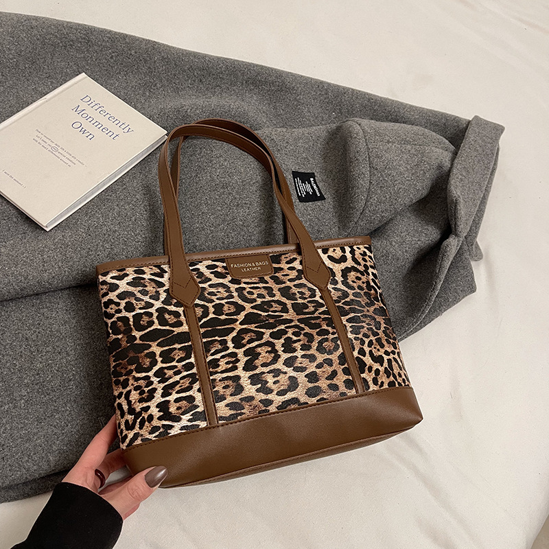 Bolsa de leopardo retro esmaltada para mujeres 2024 nueva moda bolso de hombro de brazo otoño y invierno gran capacidad bolso de viaje