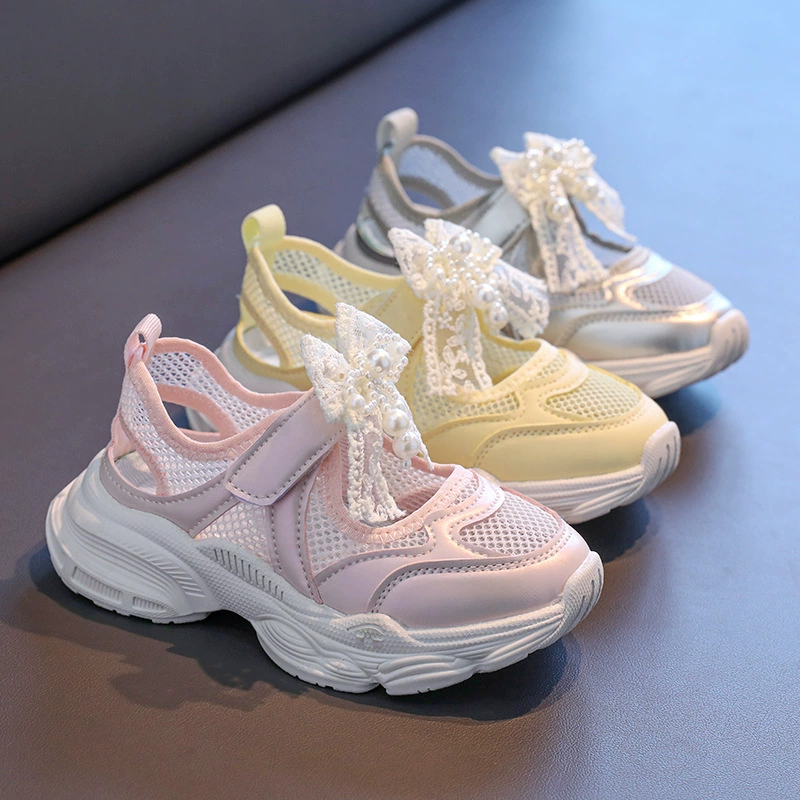 Девушки 2025 Новый односетевой жемчуг кружева спортивные сандалии маленькая девочка онлайн случайные сандалии