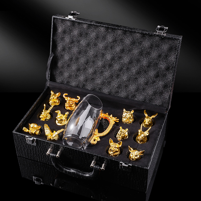 Juego de vino de cristal de alta gama con doce vasos de licor con cabeza de animales del zodiaco, decantador y vasos de chupito pequeños en una caja de regalo.