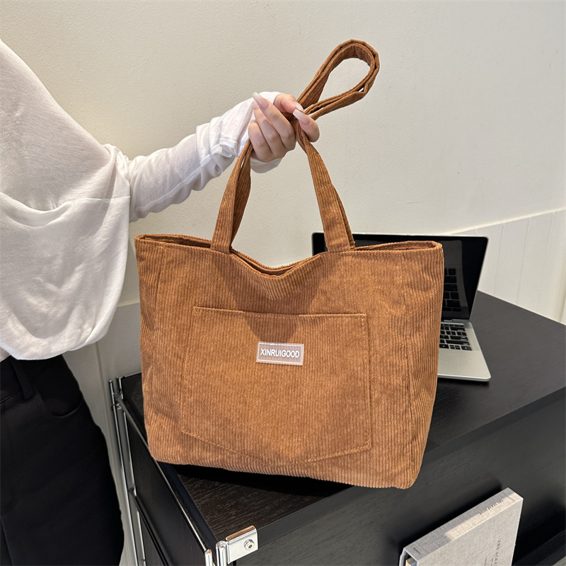 レトロでシンプルなコーデュロイ大容量トートバッグ女性秋冬新作シングル肩斜め掛け脇下精巧ハンドバッグ