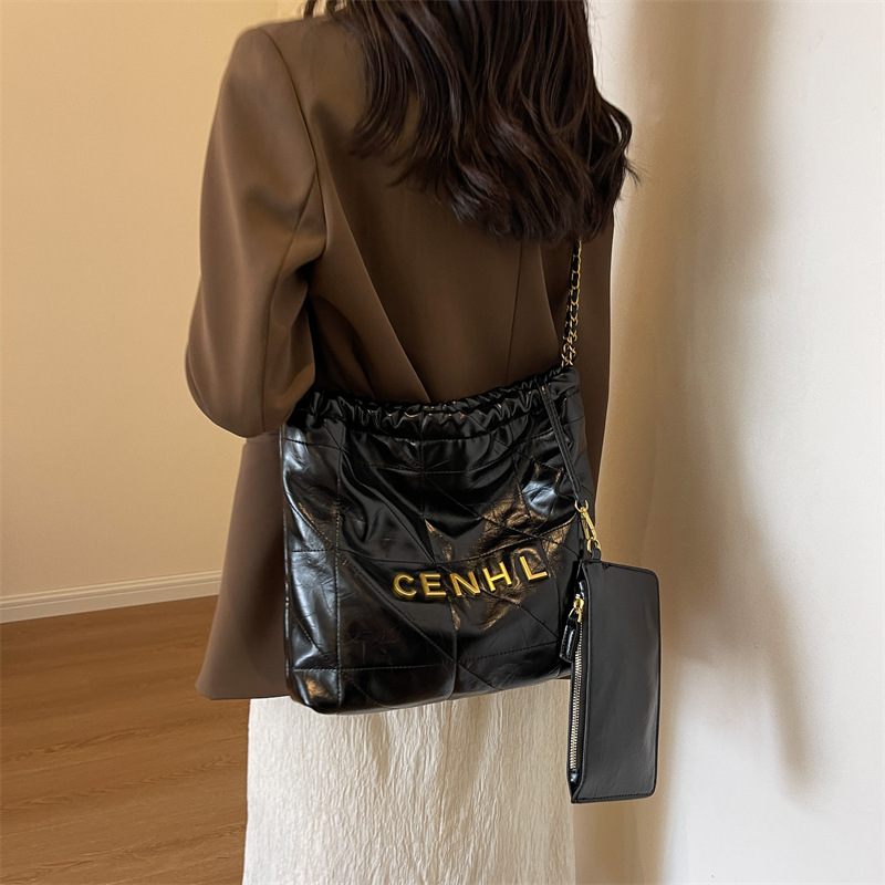 Bolsas de basura transfronterizas pequeñas bolsas de cubo de cadena de viento fragante para mujeres otoño y invierno 2025 nueva textura mochila de hombro de moda mochila