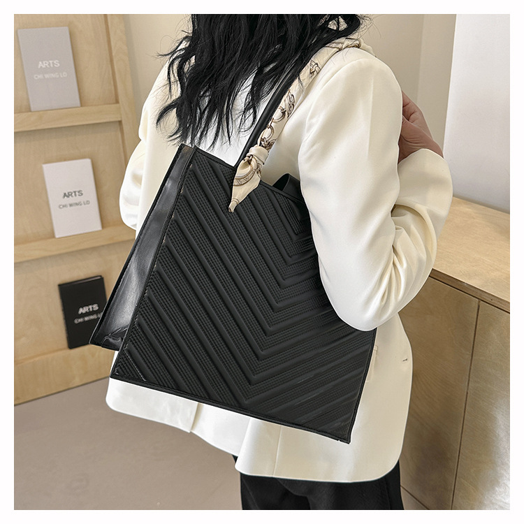 Impression Diamantmuster Seidenschal Textur Tote 2024 neuer Modetrend einfarbig lässige Umhängetasche_voghion.com