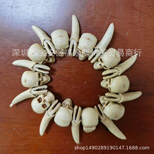 Halloween resin retro distressed skull hand bone skull necklace funny scary ghost head skeleton skull necklace