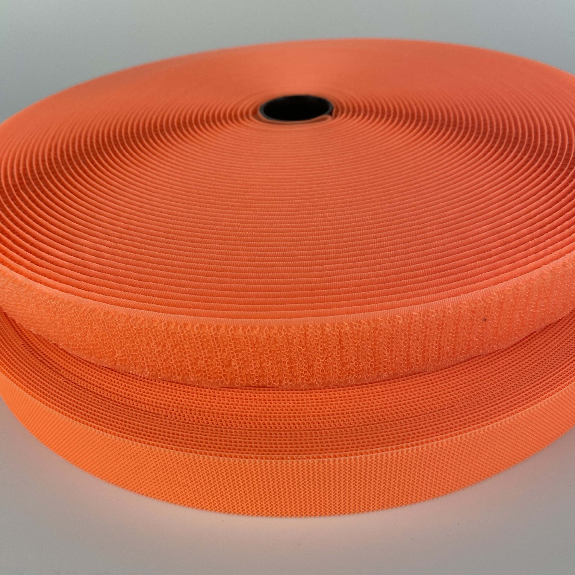 Color 2.5CM inyección gancho de velcro accesorios punzantes impermeables texturizados silenciosos de nylon para niños.