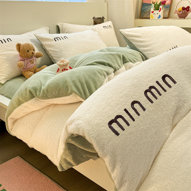 2024 nueva categoría más terciopelo grueso de lana de leche de invierno traje de cuatro piezas invierno invierno conejo felpa funda de edredón de lana de coral