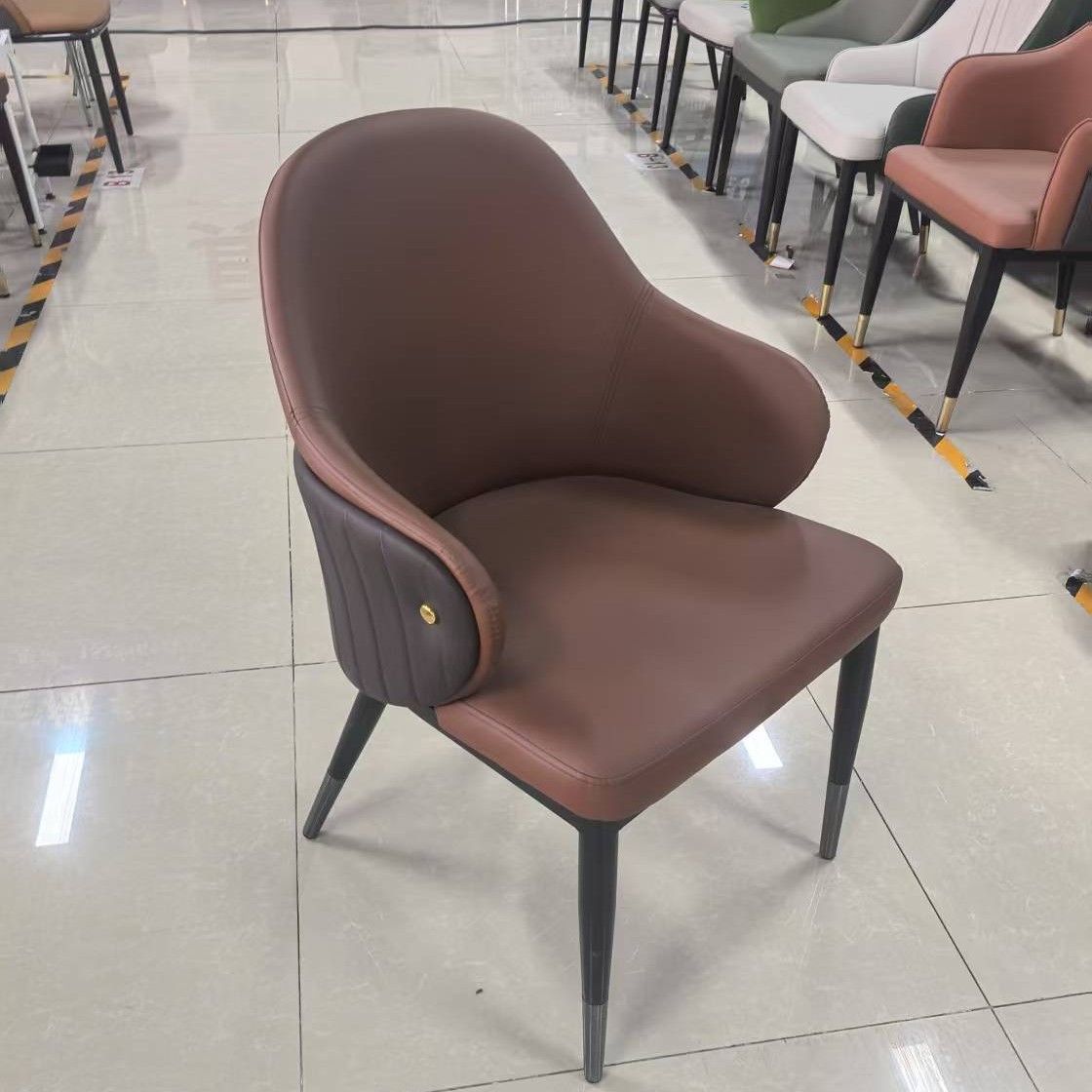 맞춤형 도매 간단한 패션 호텔 의자 레스토랑 호텔 의자 클럽 박스 소프트 가방 의자 철 소프트 가방 의자