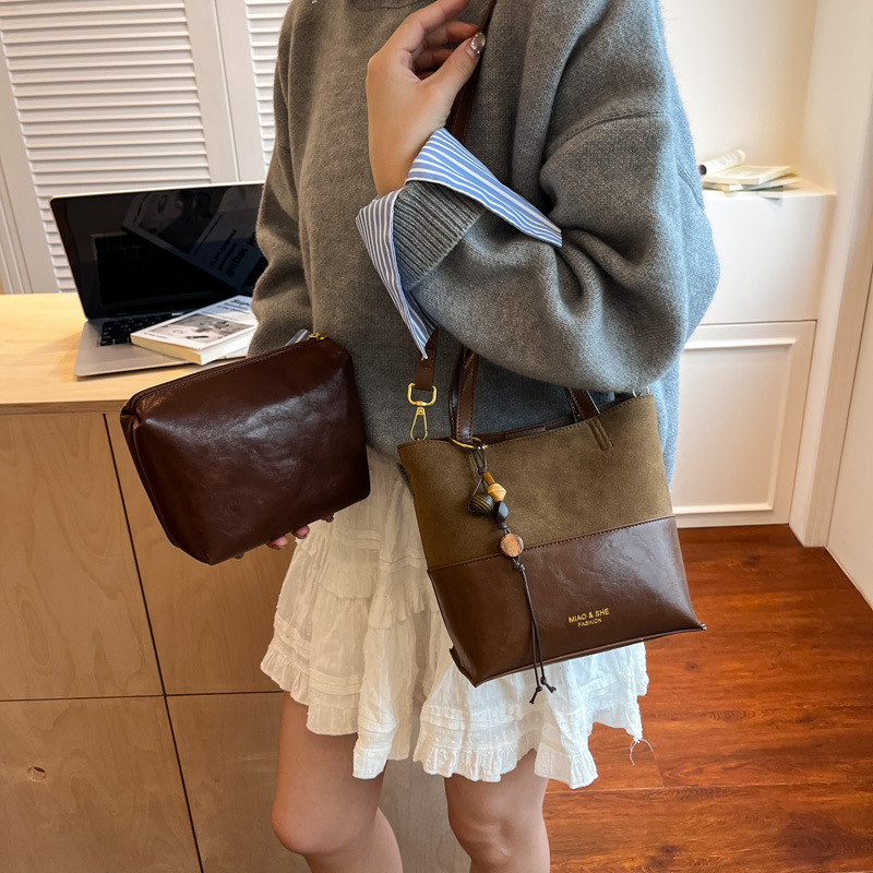 Bolsa de color retro de estilo extranjero para mujeres otoño y invierno 2025, nuevo tipo de bolso de hombro de viaje, bolso de cubo de mano de alta calidad