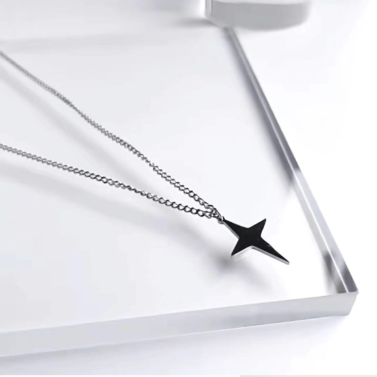 Minimalist Starburst Necklace for Women, Imitation Titanium Steel Niche Hip-Hop Clavicle Short Chain, Couple Design, Cool and Minimalist Street Style