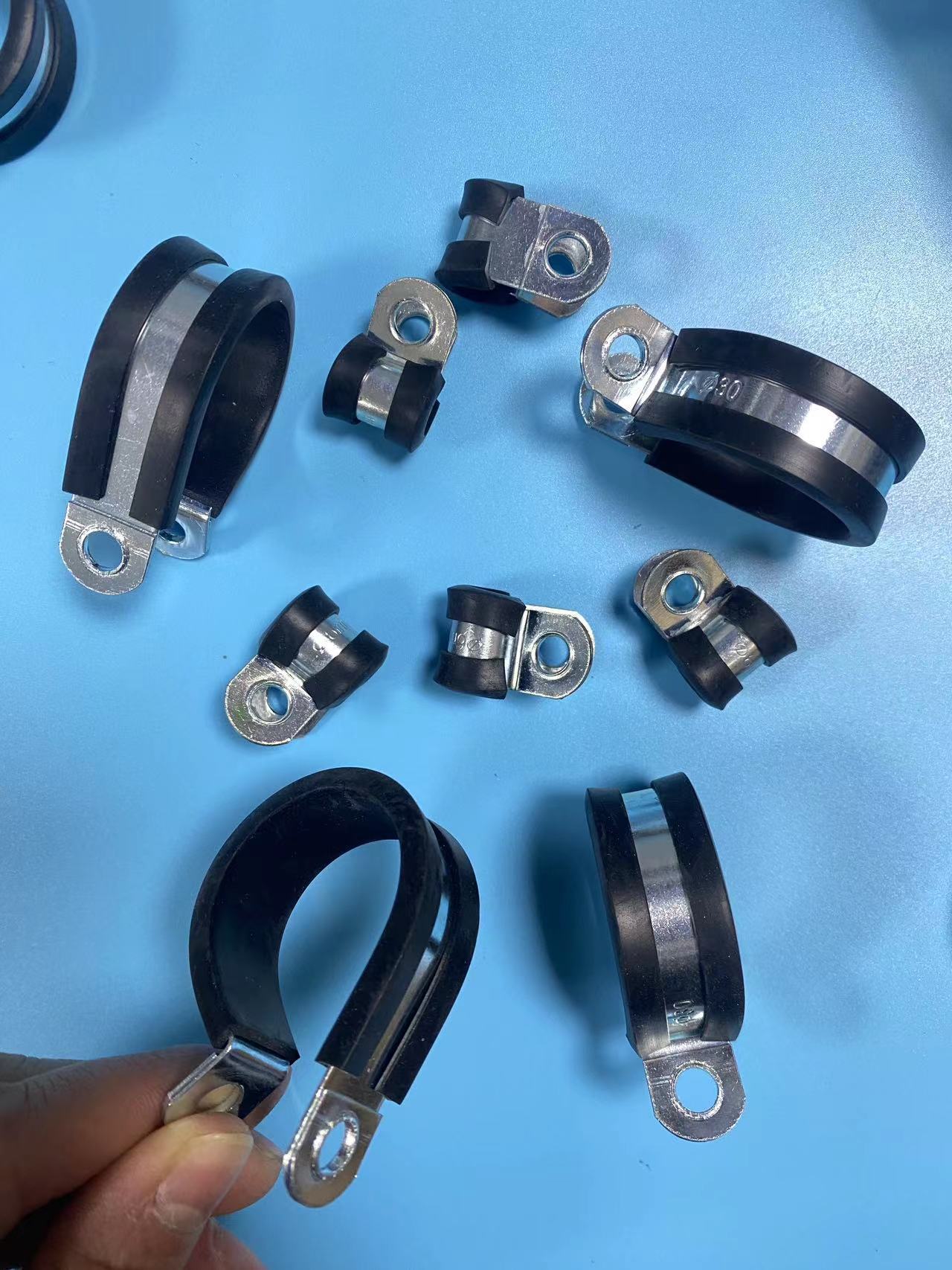 连胶条R型连胶条卡箍 R型带胶软管紧固夹R型带胶减震防震抱箍12mm