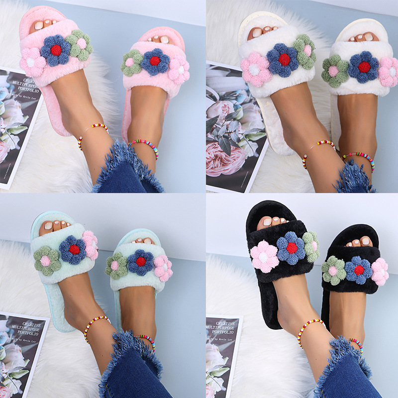 Pantuflas peludas de flores coloridas de fondo plano NSKJX104840