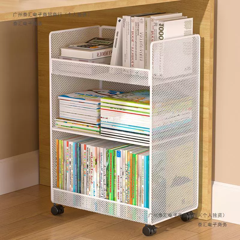 Небольшой книжный шкаф за столом