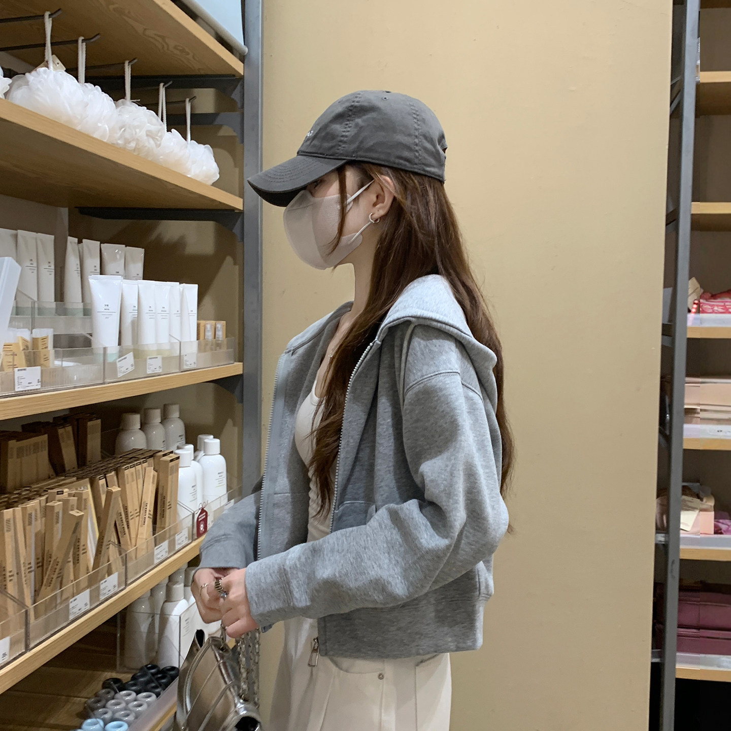 灰色短款卫衣外套女2026新款早秋巨好看修身韩系连帽拉链开衫上衣