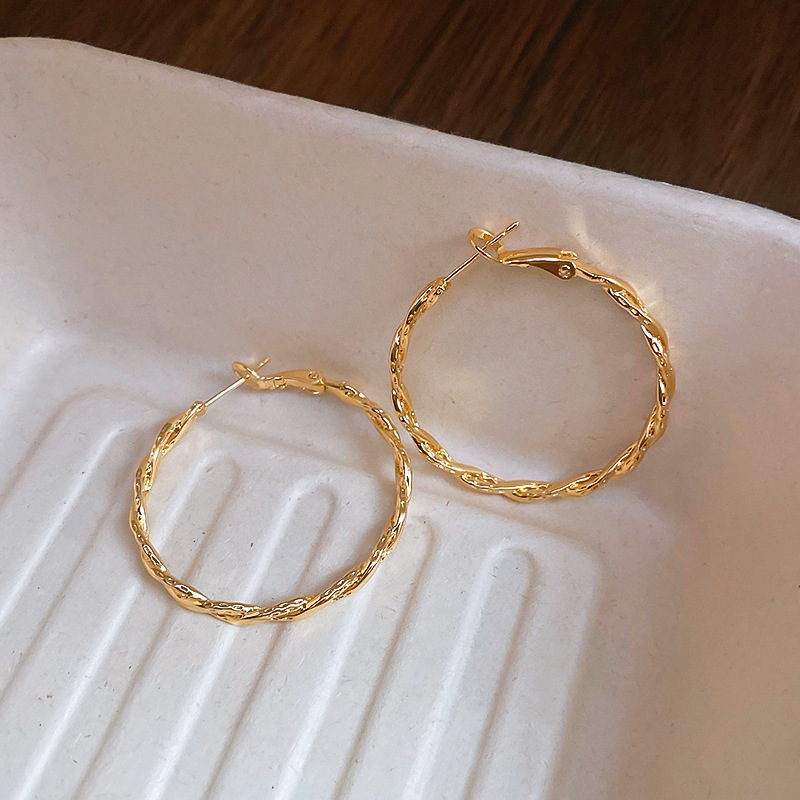 Pendientes geométricos de anillo simple de nuevo estilo transfronterizo de aguja de plata, sentido de diseño, pendientes de lujo simples y ligeros, pendientes de sentido de alta gama de moda al por mayor