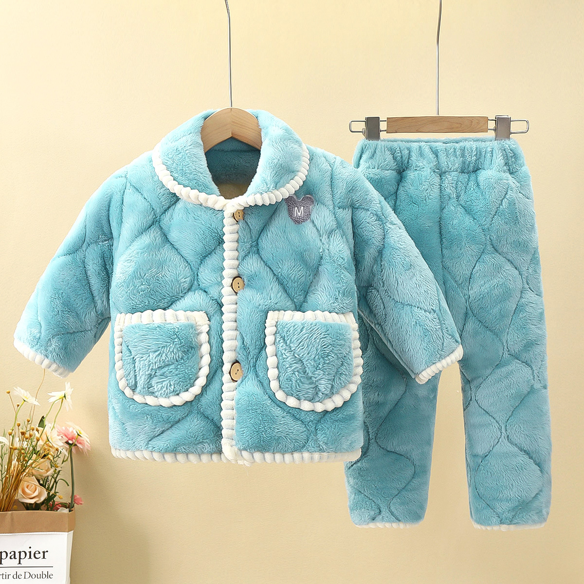 Pajamas infantiles más terciopelo engrosado en invierno 2024 niños niños niños y niñas ropa de hogar caliente ropa infantil al por mayor