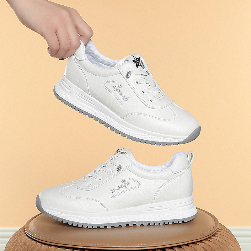Fábrica al por mayor zapatos mamá primavera y otoño zapatilla de deporte fácil de usar zapatos blancos de las mujeres nuevos zapatos de cuero de fondo suave casuales zapatos de mujer de mediana edad