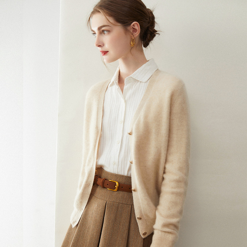 New autumn and winter cashmere V-neck stylish cardigan, soft and lightweight, simple single-breasted design, solid color, versatile for layering New autumn and winter cashmere V-neck stylish cardigan, soft and lightweight, simple single-breasted design, solid color, versatile for layering