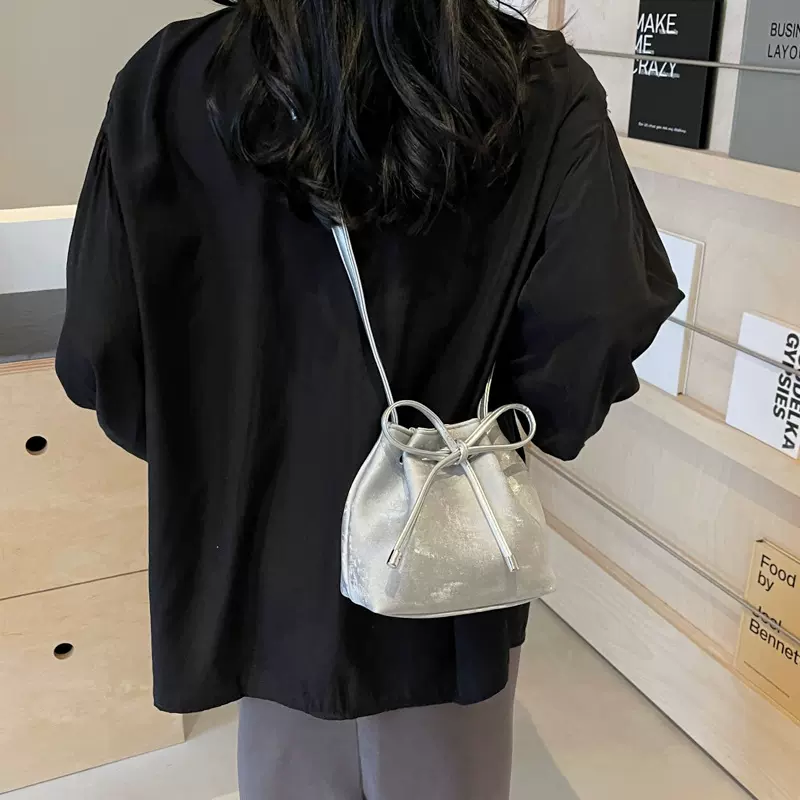 今年新款手提水桶包女2024夏季时尚单肩包小众流行简约百搭斜挎包